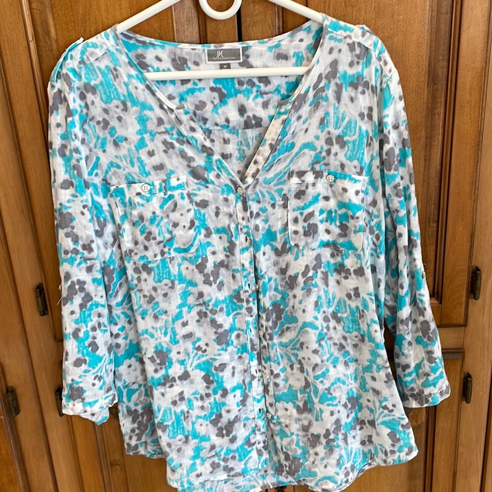 100% linen blouse.  Can roll and button sleeve. JM collection size 16